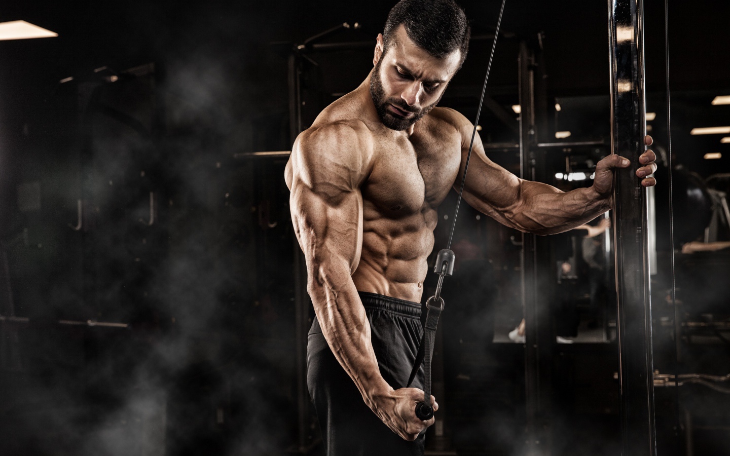 Сильный мужчина бодибилдер в спортзале