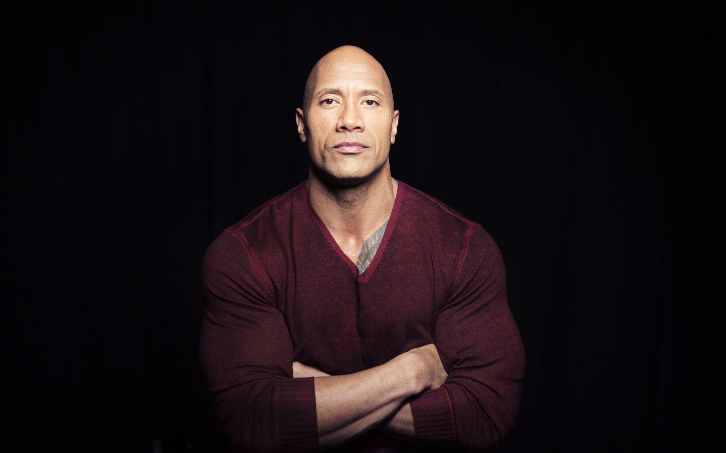 Актер Дуэйн Джонсон на черном фоне