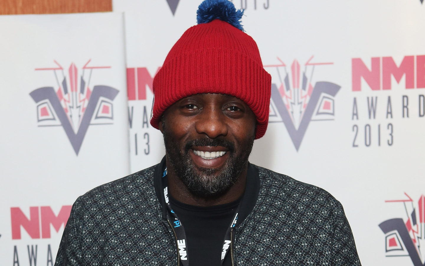 Актер Идрис Эльба в красной вязаной шапке