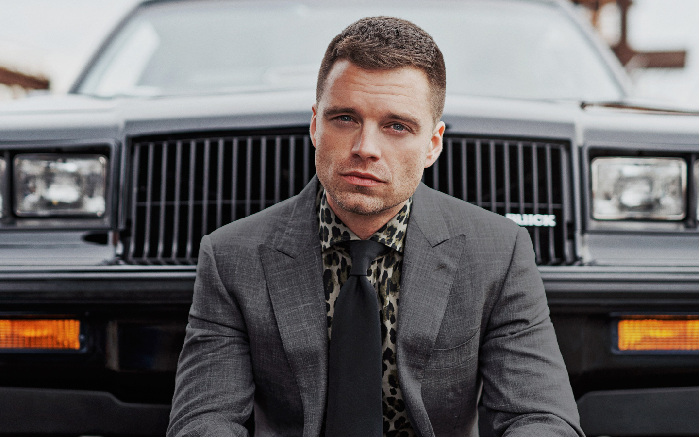 Американский актер Себастиан Стэн в костюме у машины