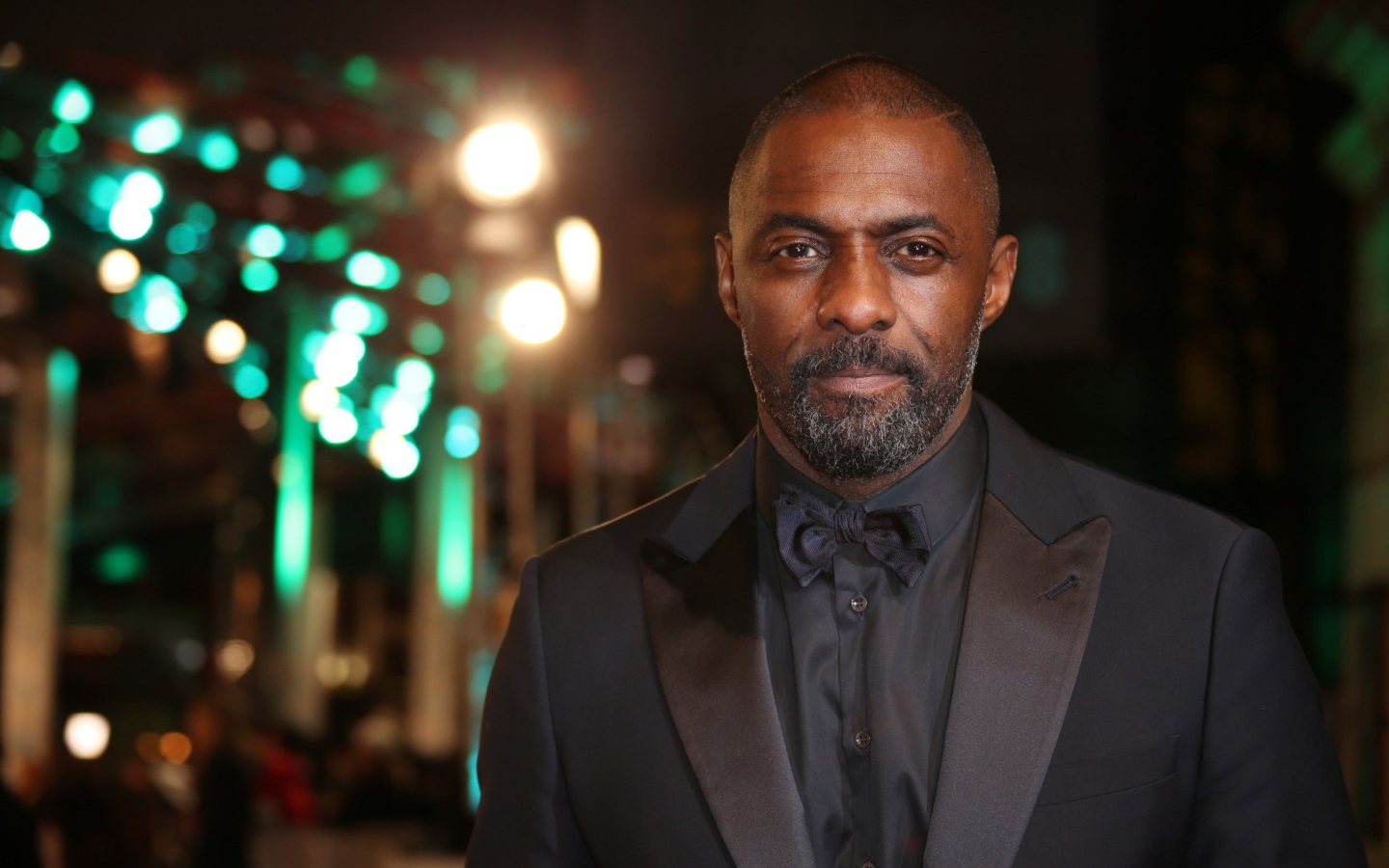 Британский актер Идрис Эльба  в костюме