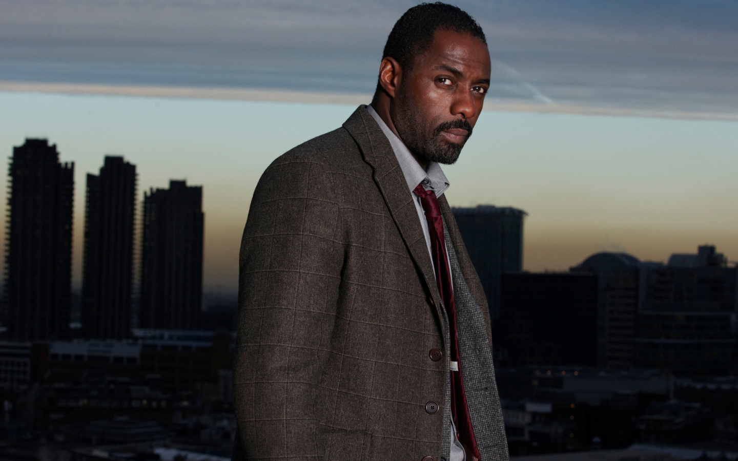 Британский актер Идрис Эльба на фоне города