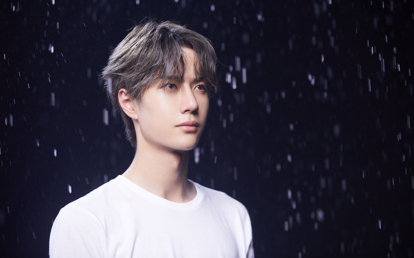 Китайский актер Ван Ибо на фоне дождя 