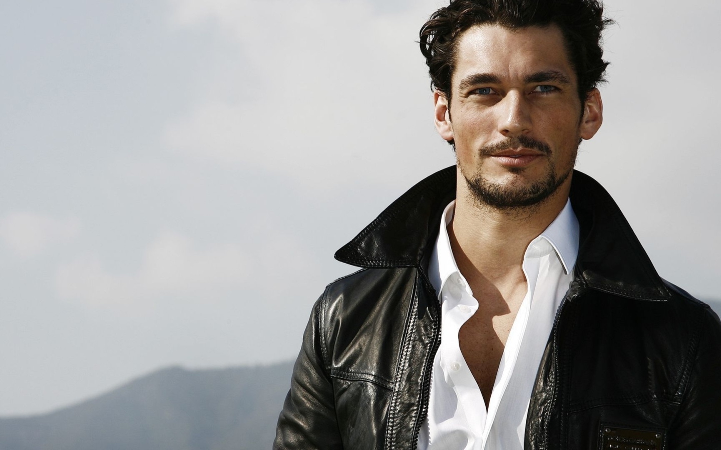 Красивый мужчина модель Дэвид Ганди