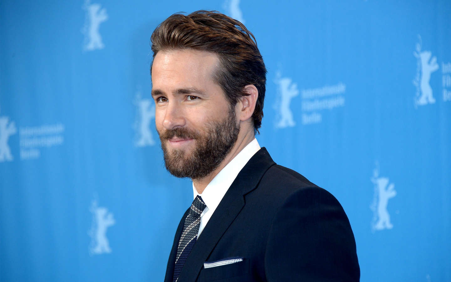 Красивый мужчина в костюме, актер Райан Рейнольдс