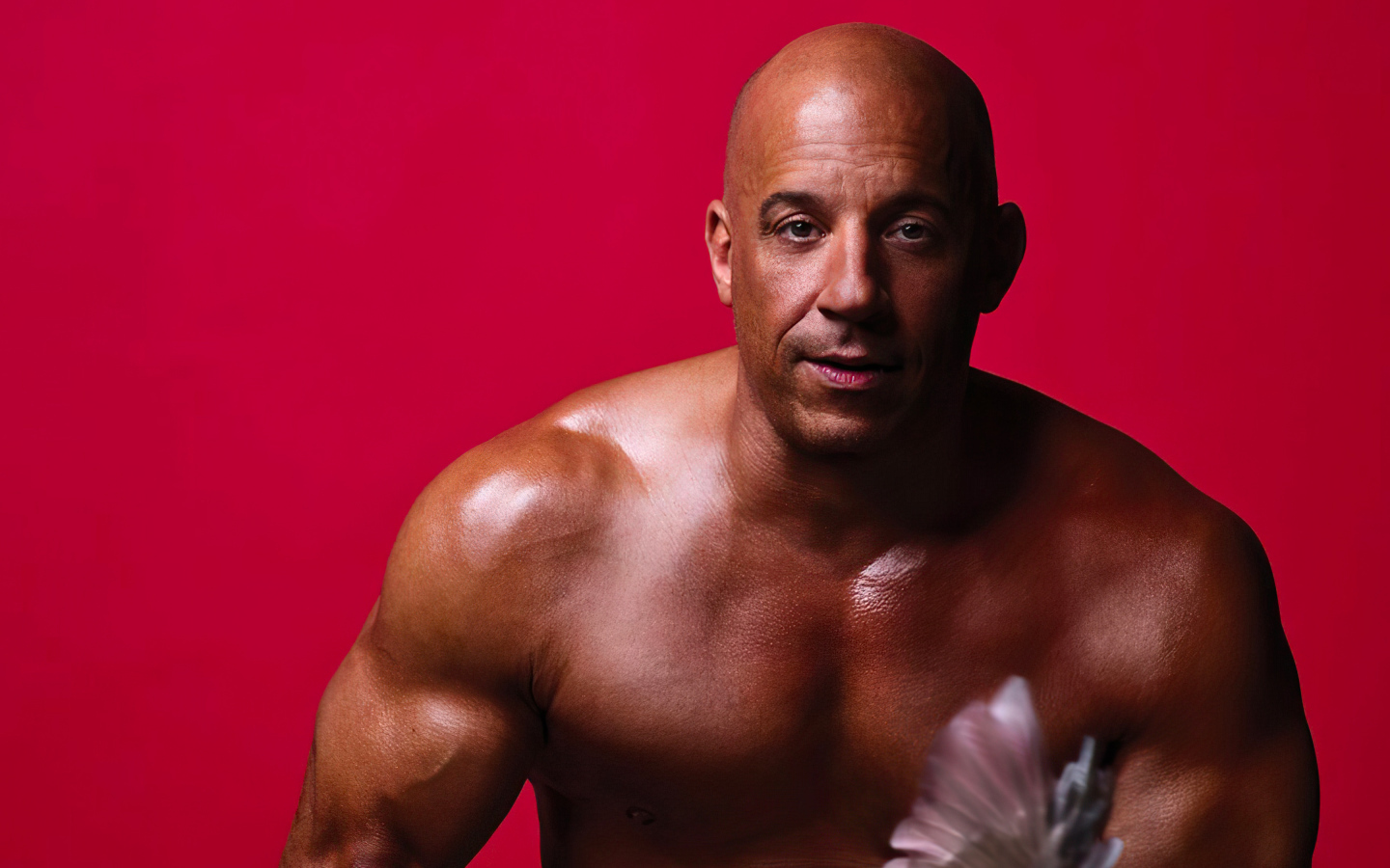Накаченный актер Вин Дизель на красном фоне