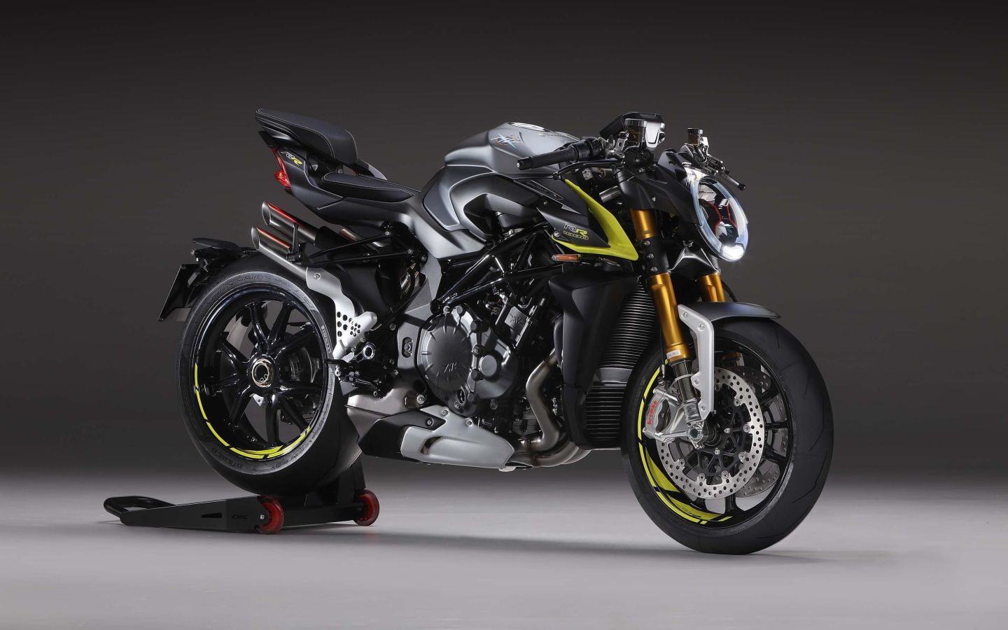 Большой мотоцикл Agusta Brutale 2020 года на сером фоне