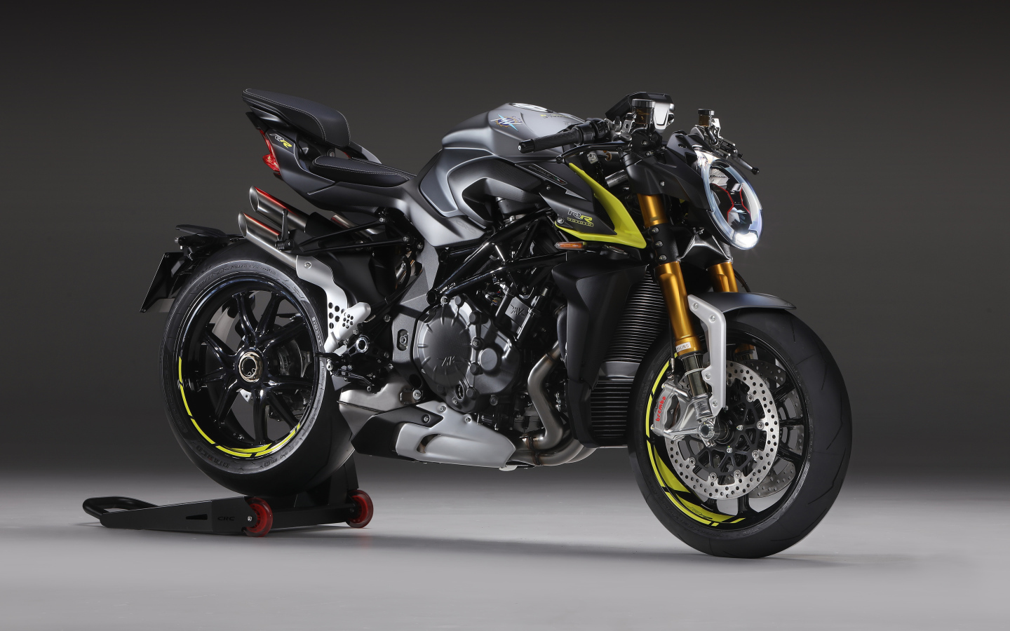 Большой тяжелый мотоцикл Agusta Brutale 1000 RR 2020 года на сером фоне