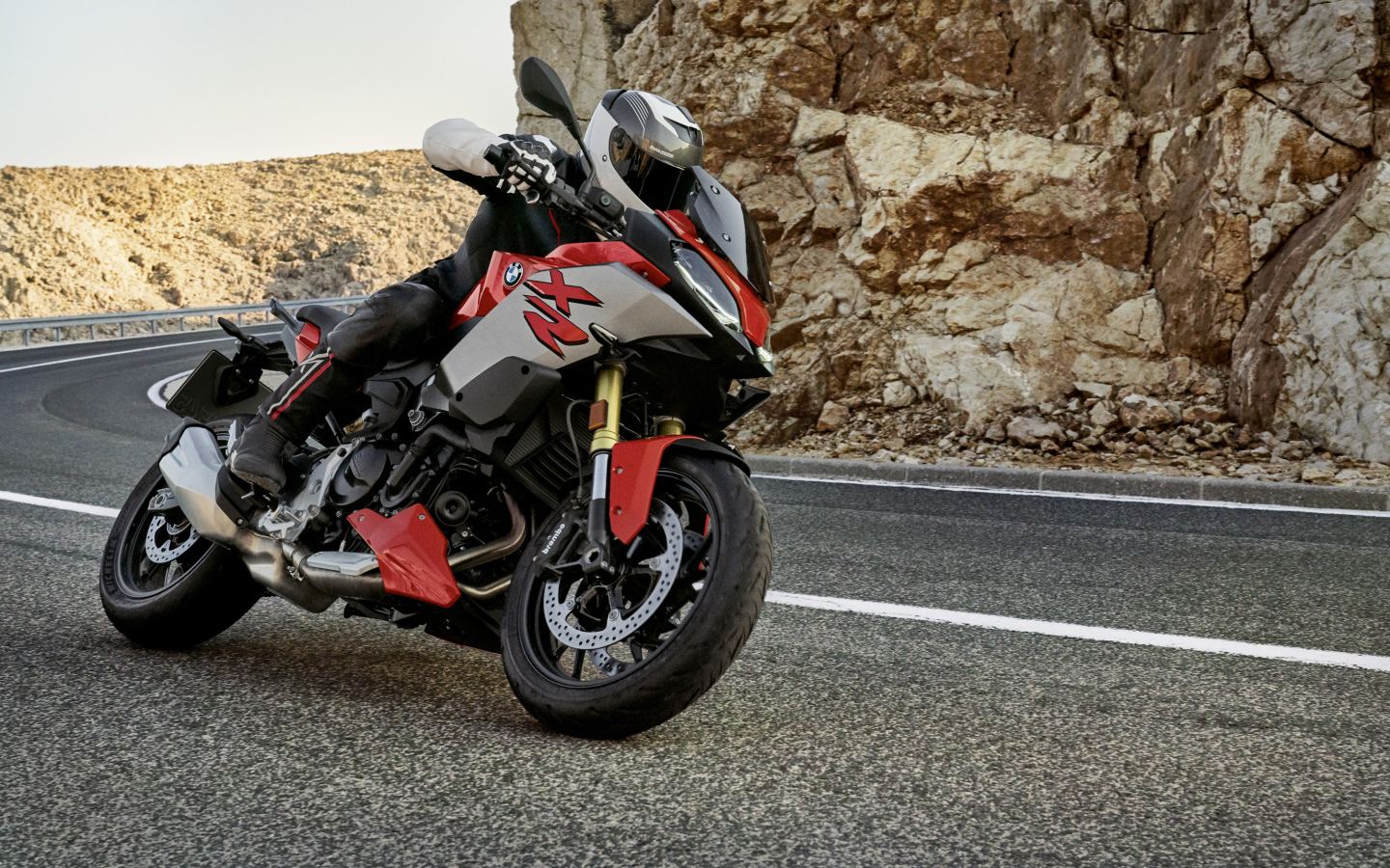 Гонщик на мотоцикле BMW F 900 XR, 2020 года