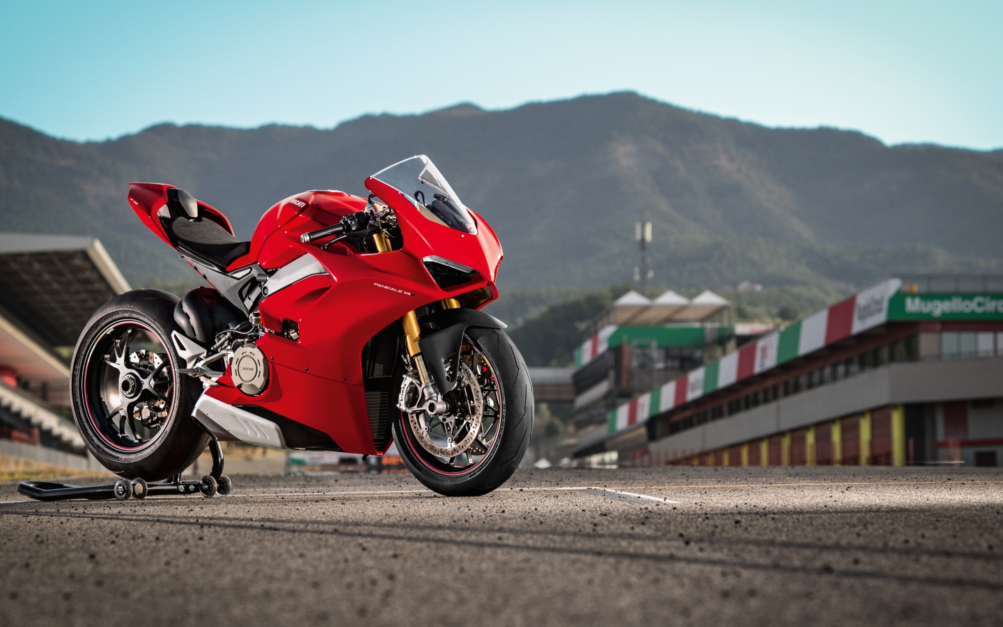 Красный мотоцикл Ducati Panigale V4 S 2020 года на фоне гор 