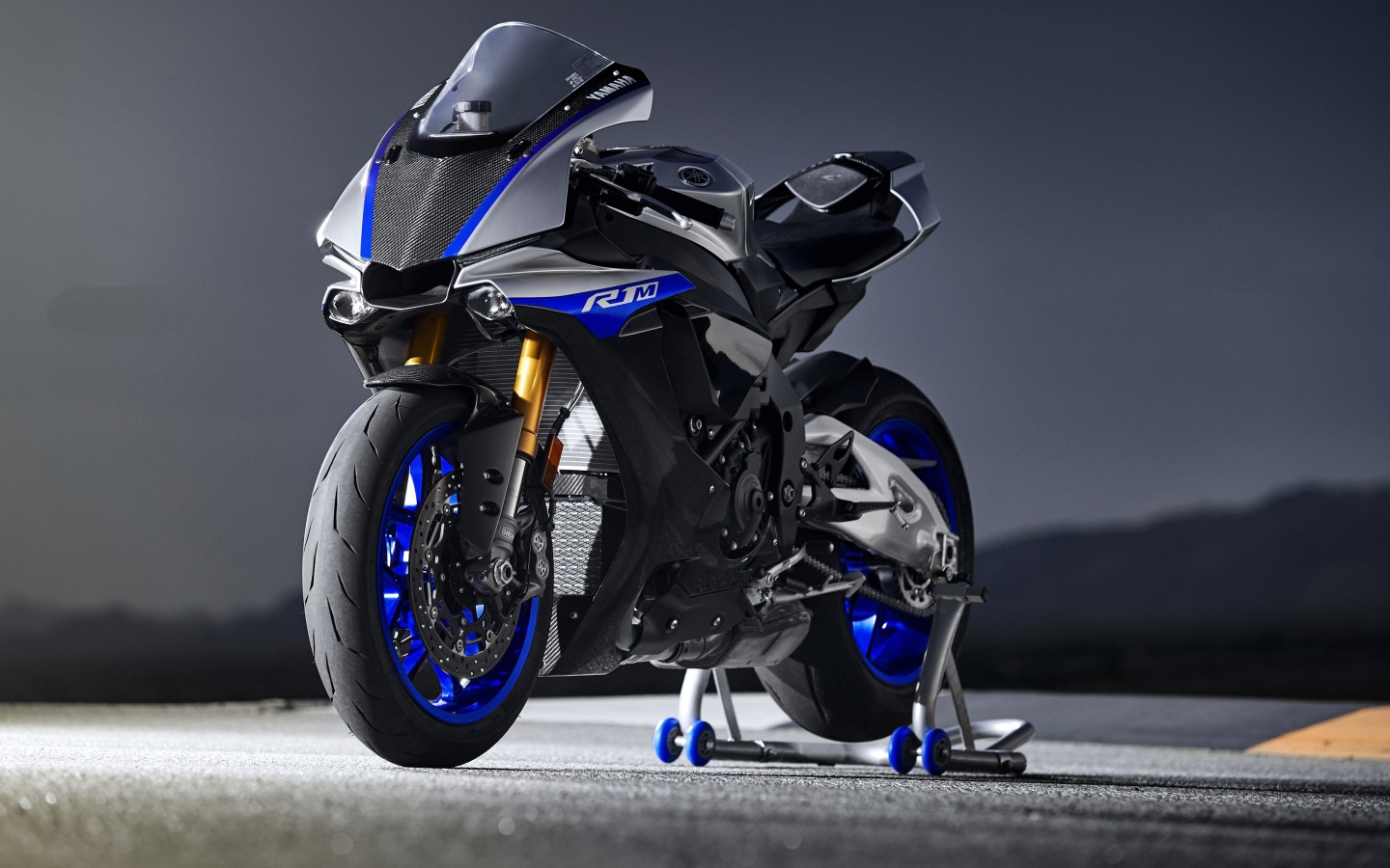 Мотоцикл Yamaha R1 на трассе 