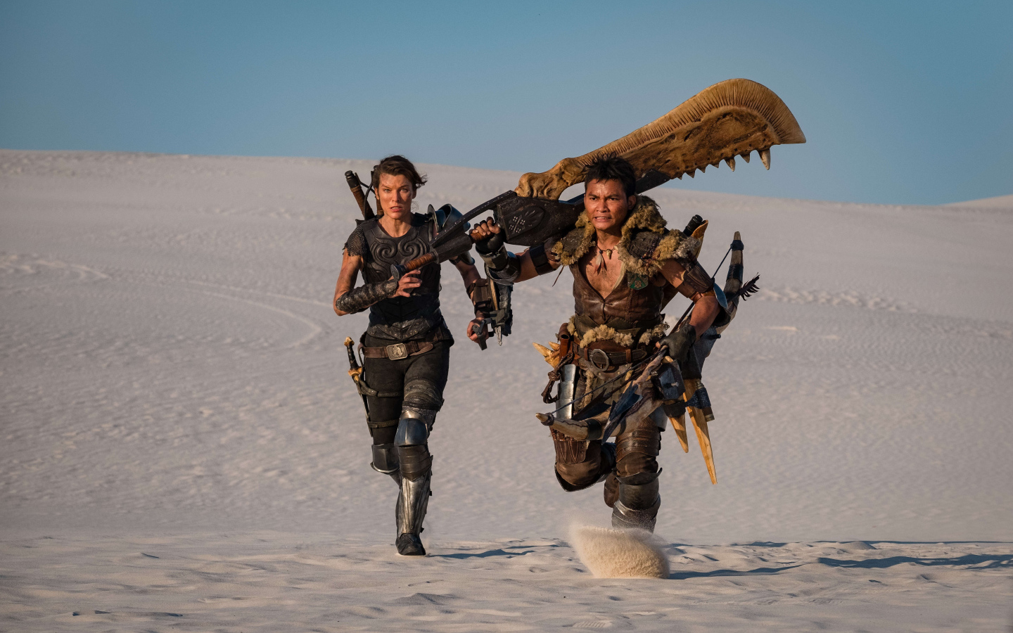 Персонажи фильма Охотник на чудовищ бегут по пустыне