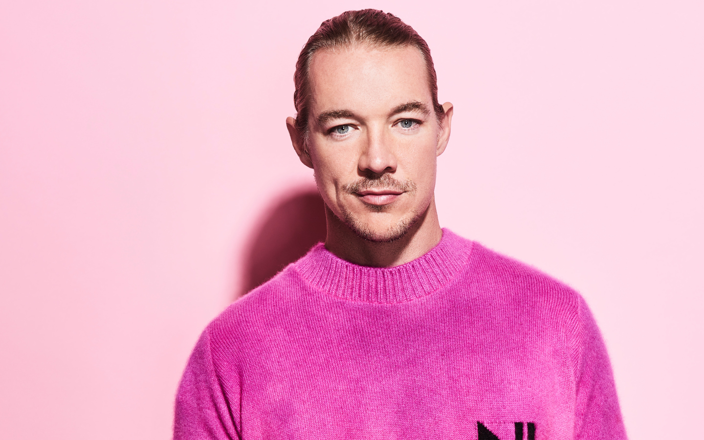 Американский диджей Дипло на розовом фоне