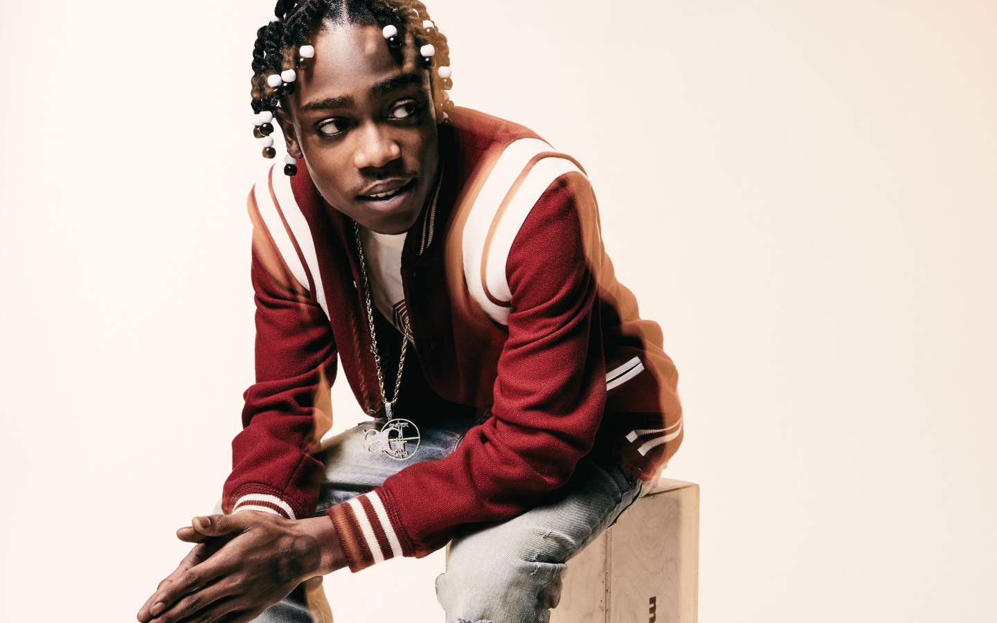 Американский рэпер  22Gz на белом фоне