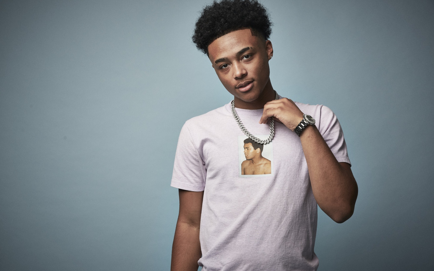 Американский певец, рэпер Luh Kel на сером фоне