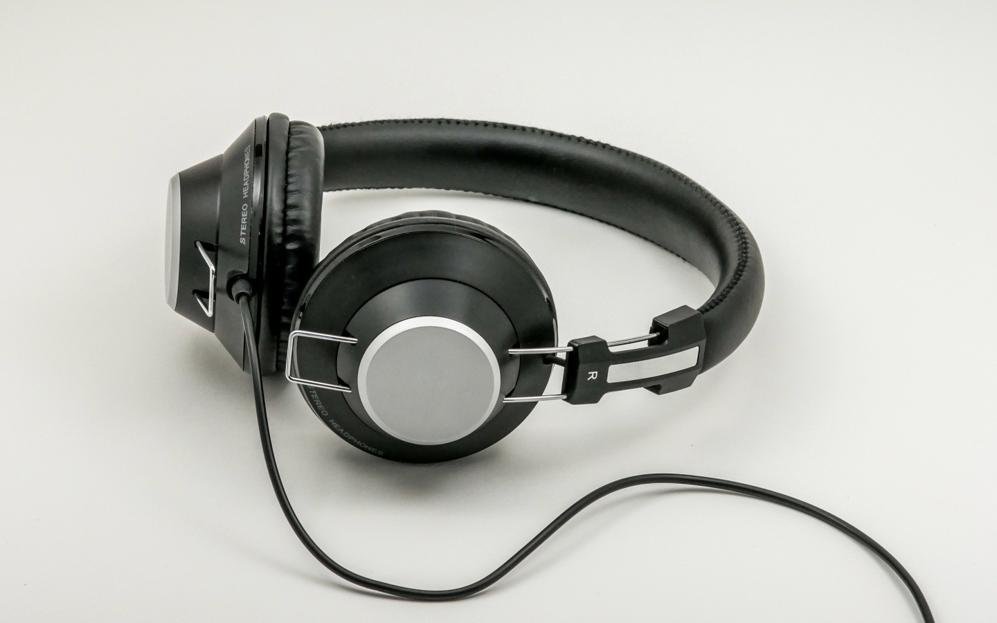 Большие черные наушники на сером фоне