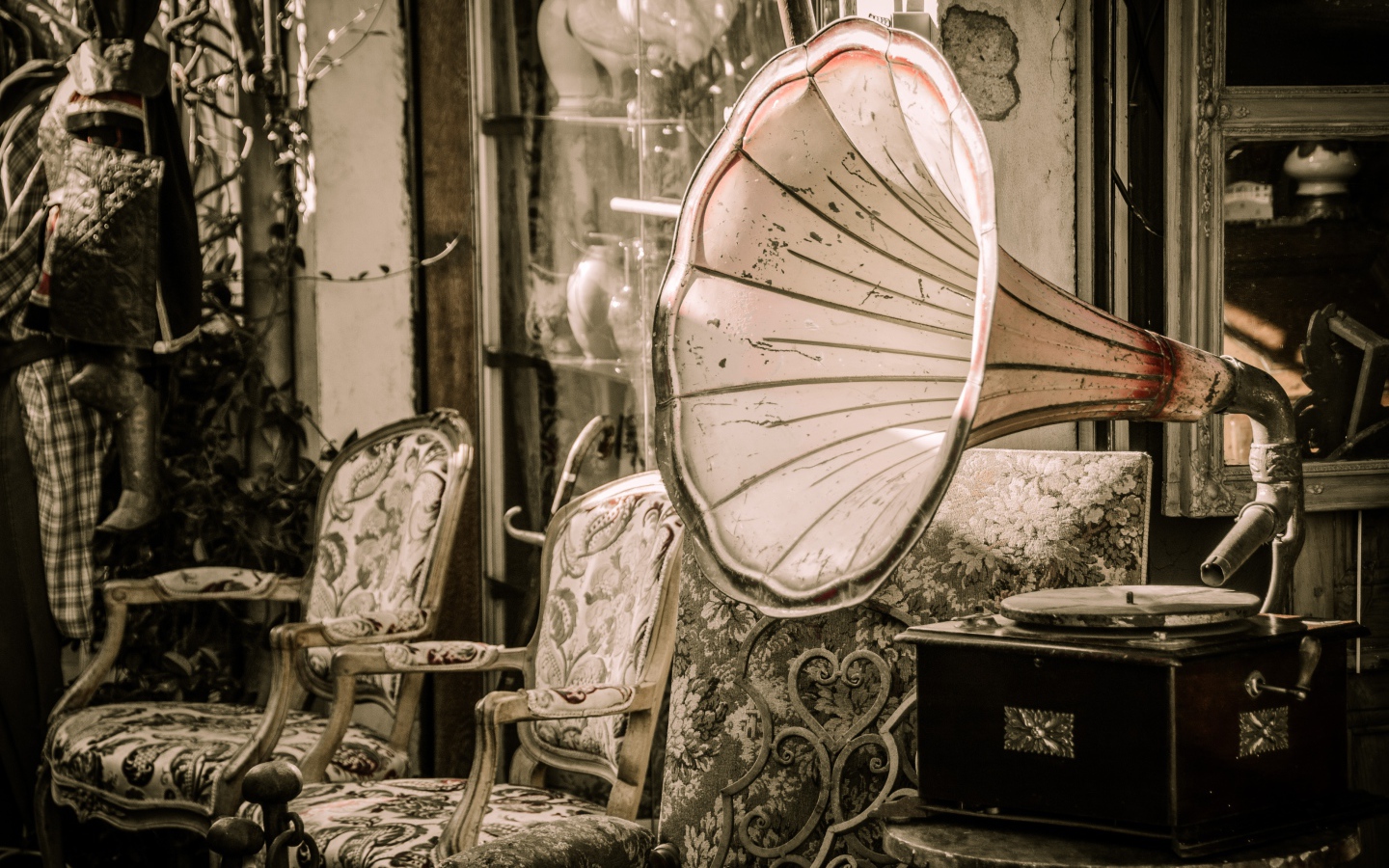 Большой старый граммофон в комнате со стульями