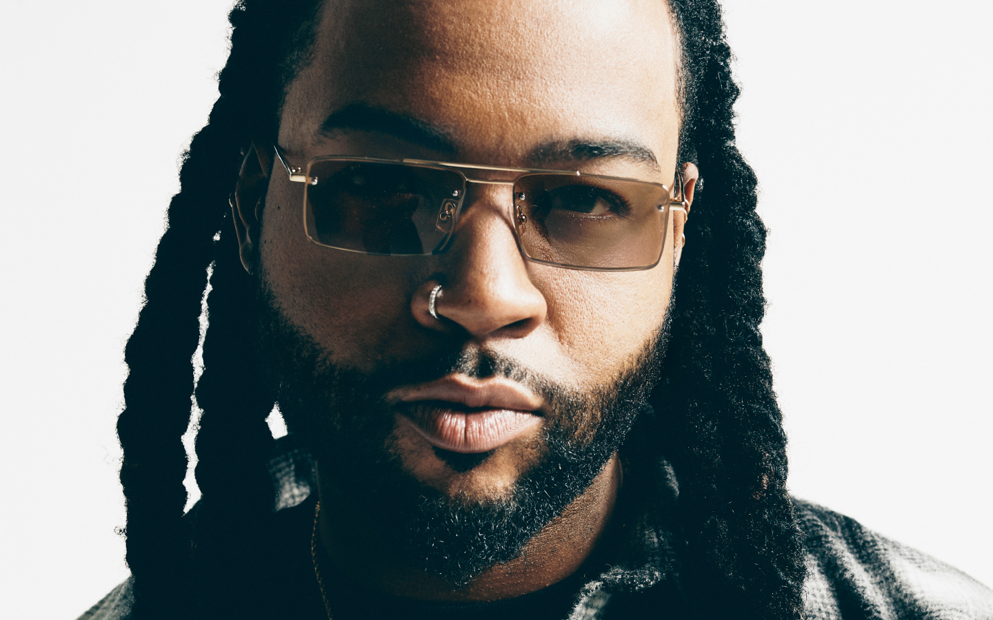 Канадский рэпер PartyNextDoor в очках на белом фоне