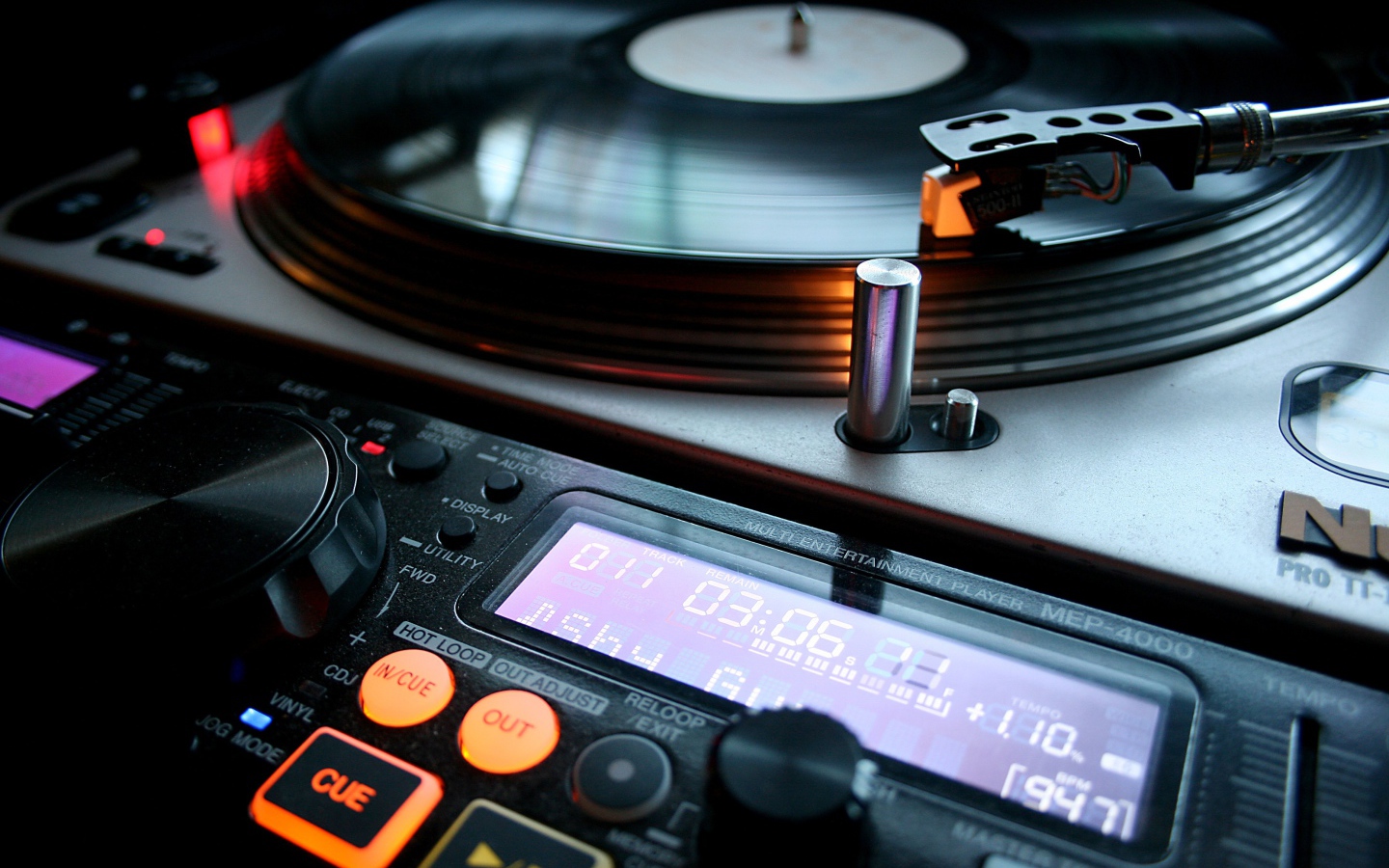 Диджейский виниловый проигрыватель 