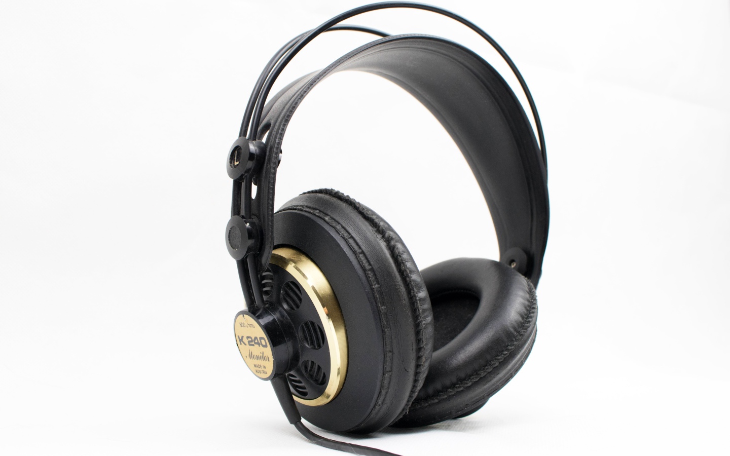 Большие черные наушники с микрофоном на белом фоне