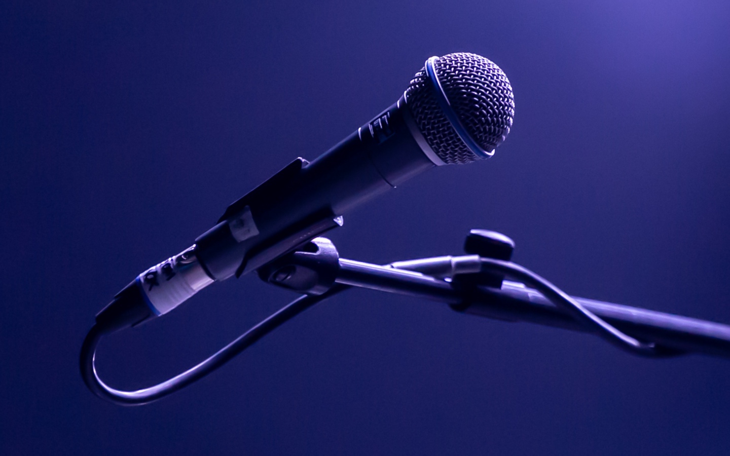Микрофон на стойке на синем фоне