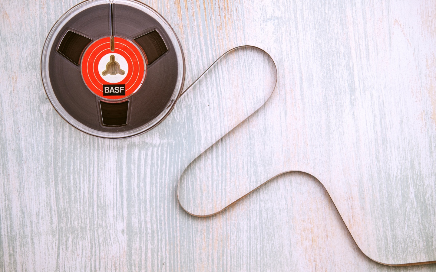 Старая катушка бобины с пленкой на столе