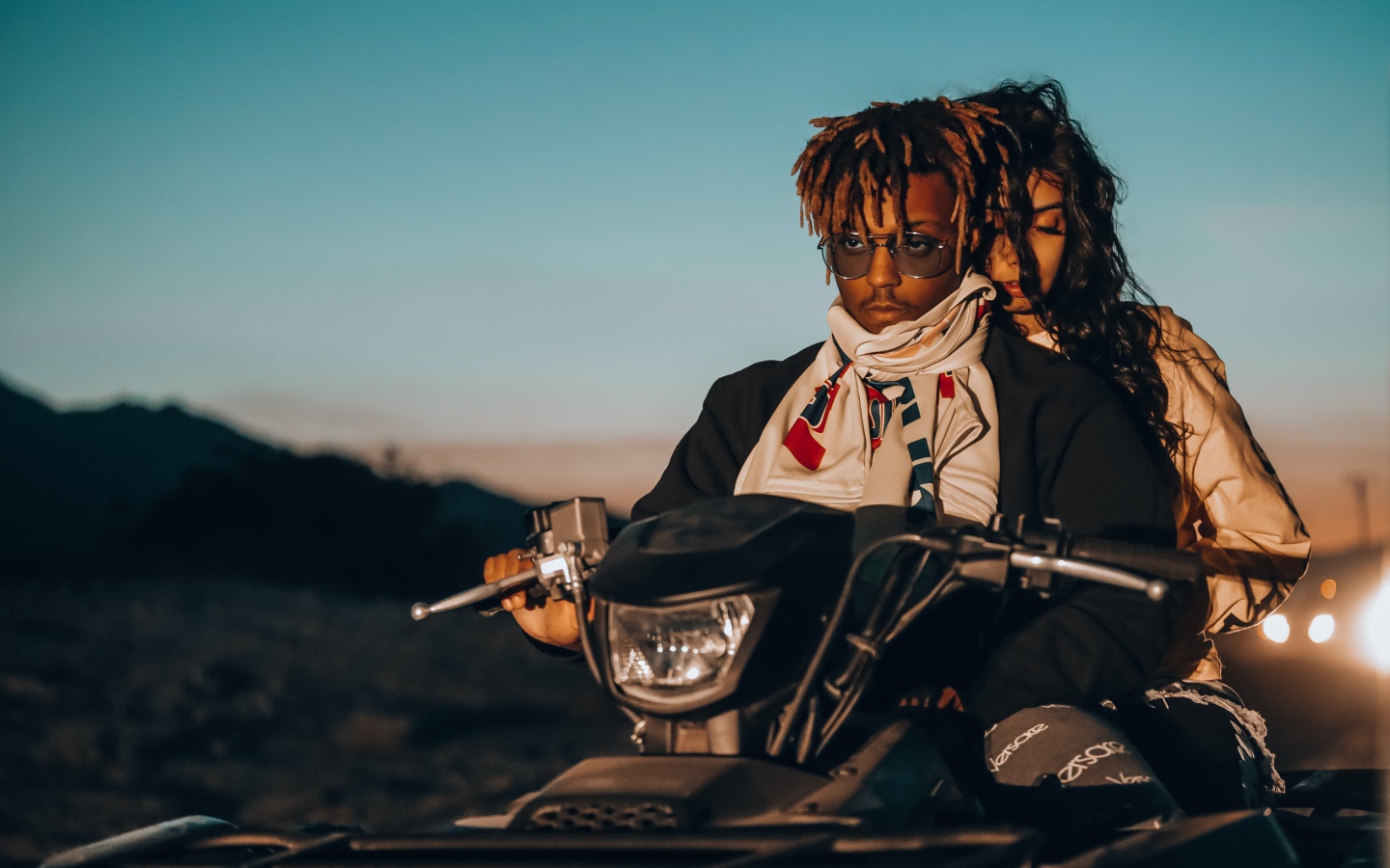 Рэпер Juice WRLD с девушкой на квадроцикле