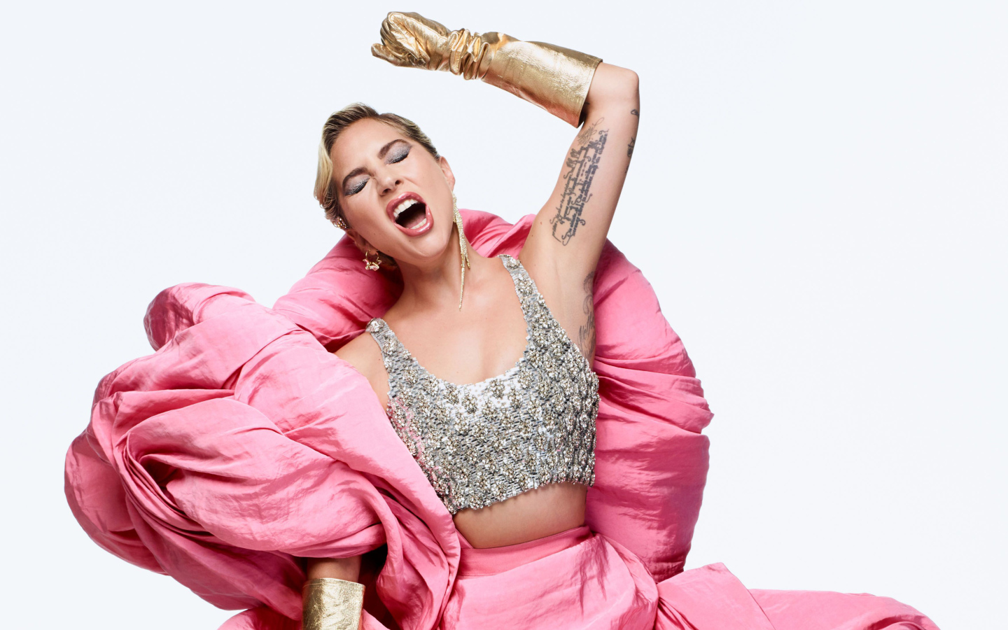 Певица Леди Гага поет на белом фоне