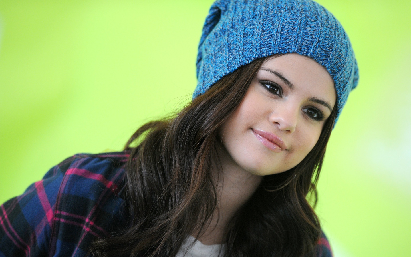 Певица Селена Гомез в вязаной шапке