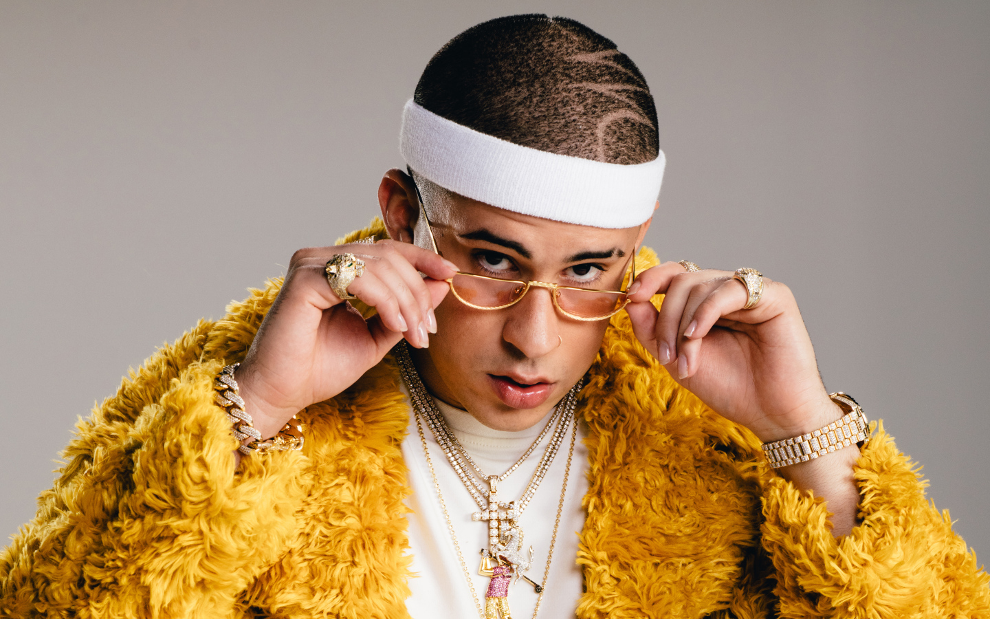 Стильный певец Bad Bunny на сером фоне