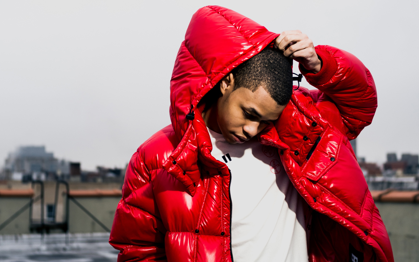 Молодой рэп исполнитель Jay Gwuapo в красной куртке