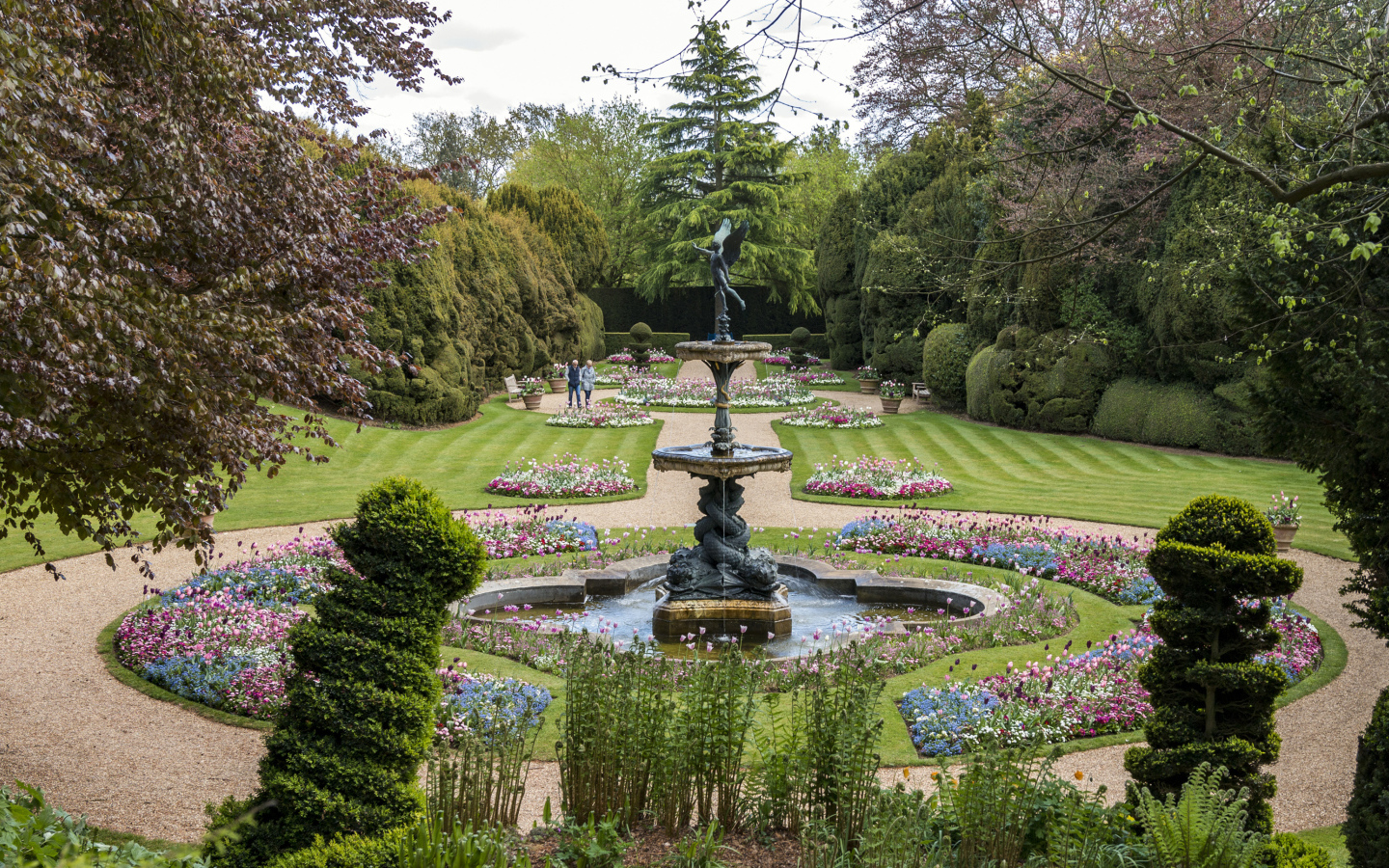 Красивый фонтан в живописном парке с зелеными деревьями