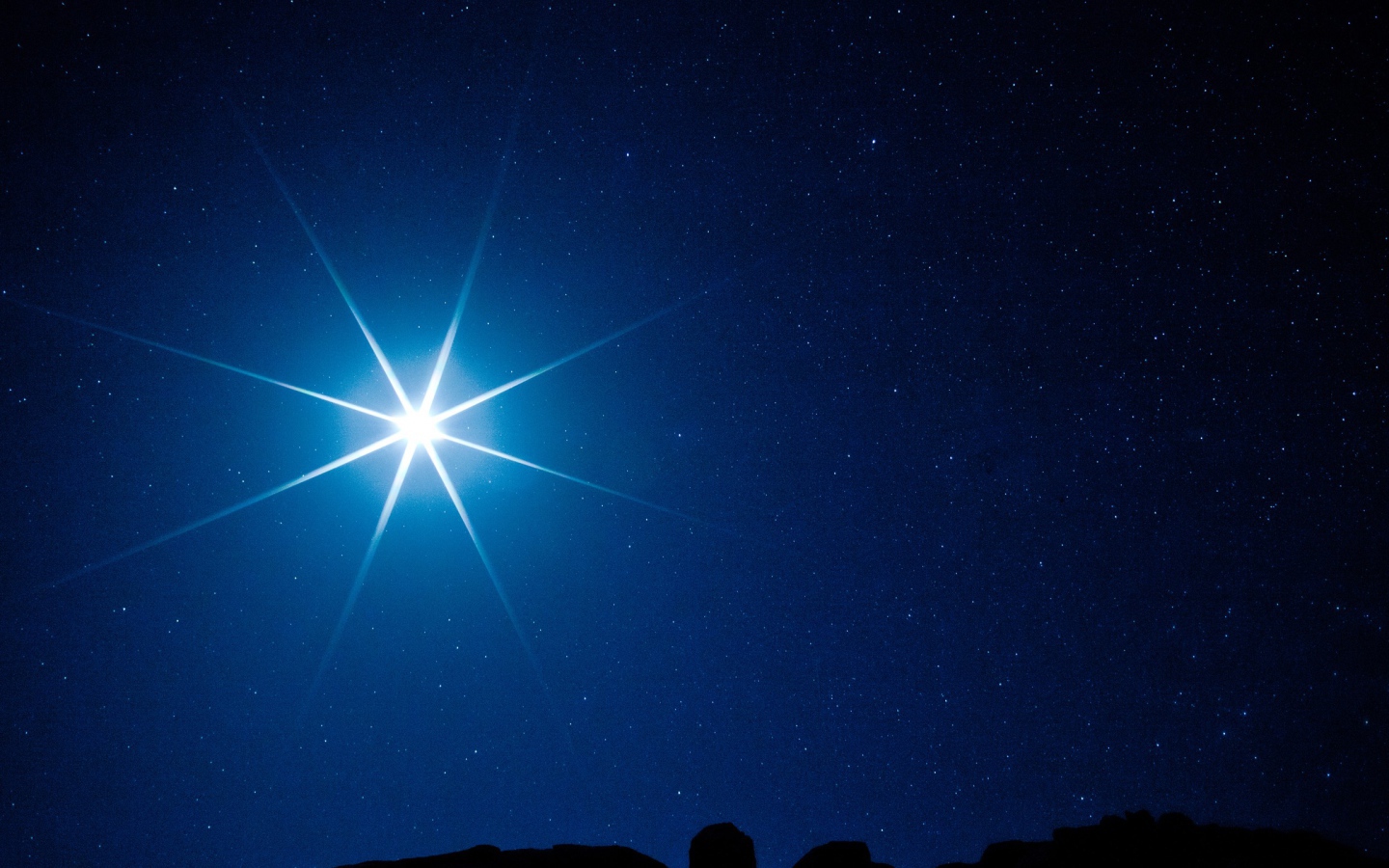 Яркая белая звезда в темном ночном небе 