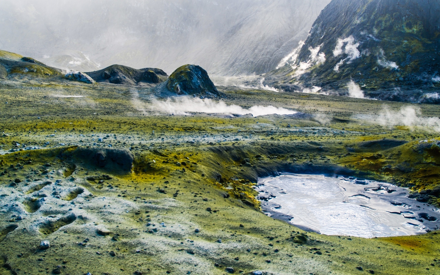 Горячие гейзеры у подножия гор 