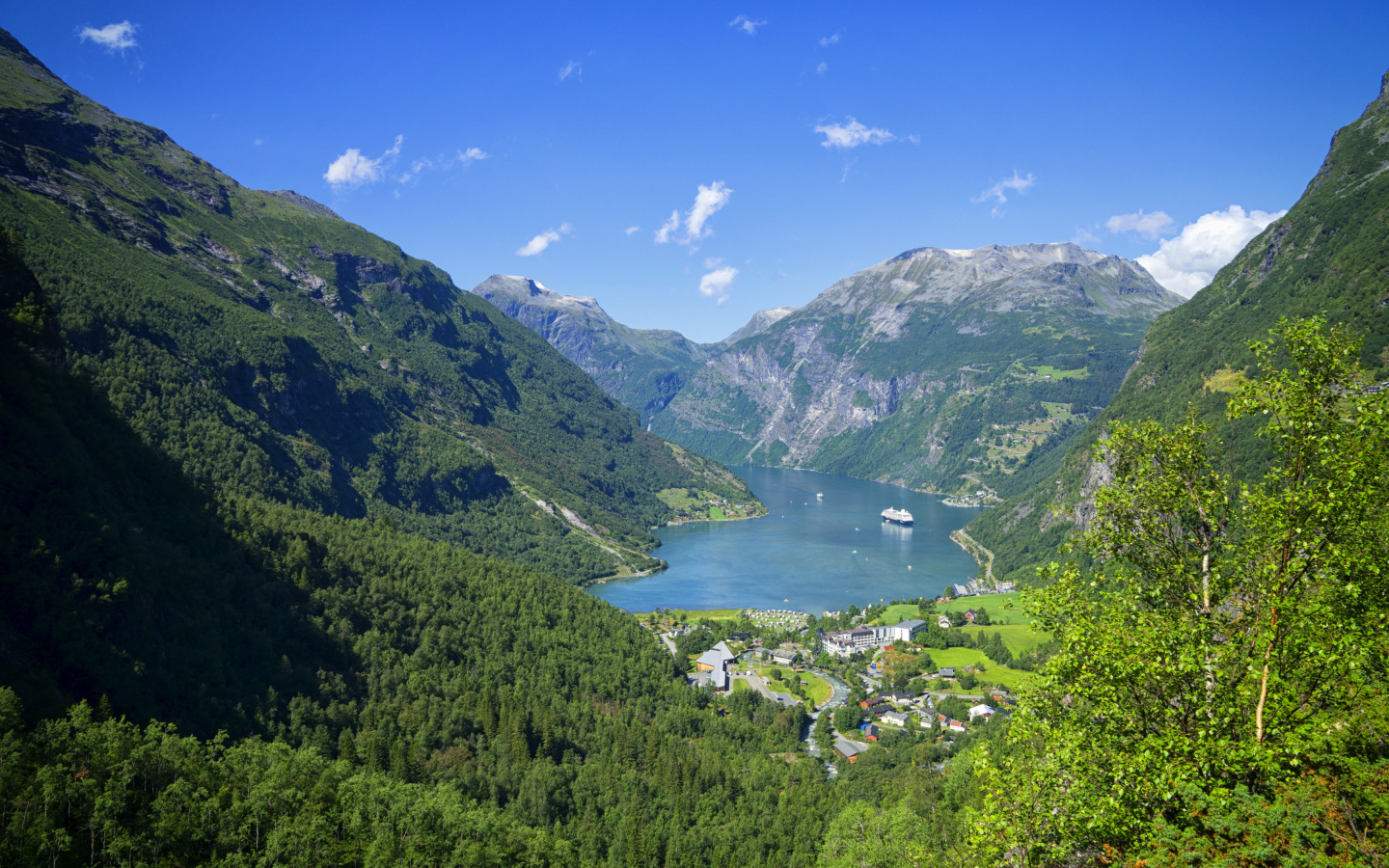 Норвежский фьорд в покрытых зеленью горах 