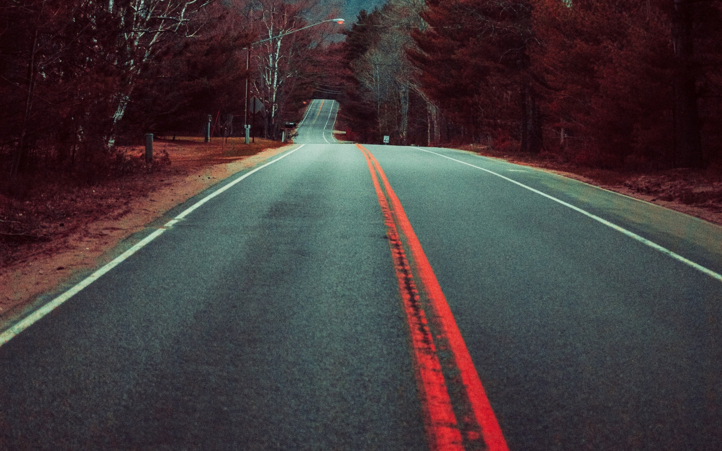 Ровная длинная асфальтовая дорога с разделительными линиями