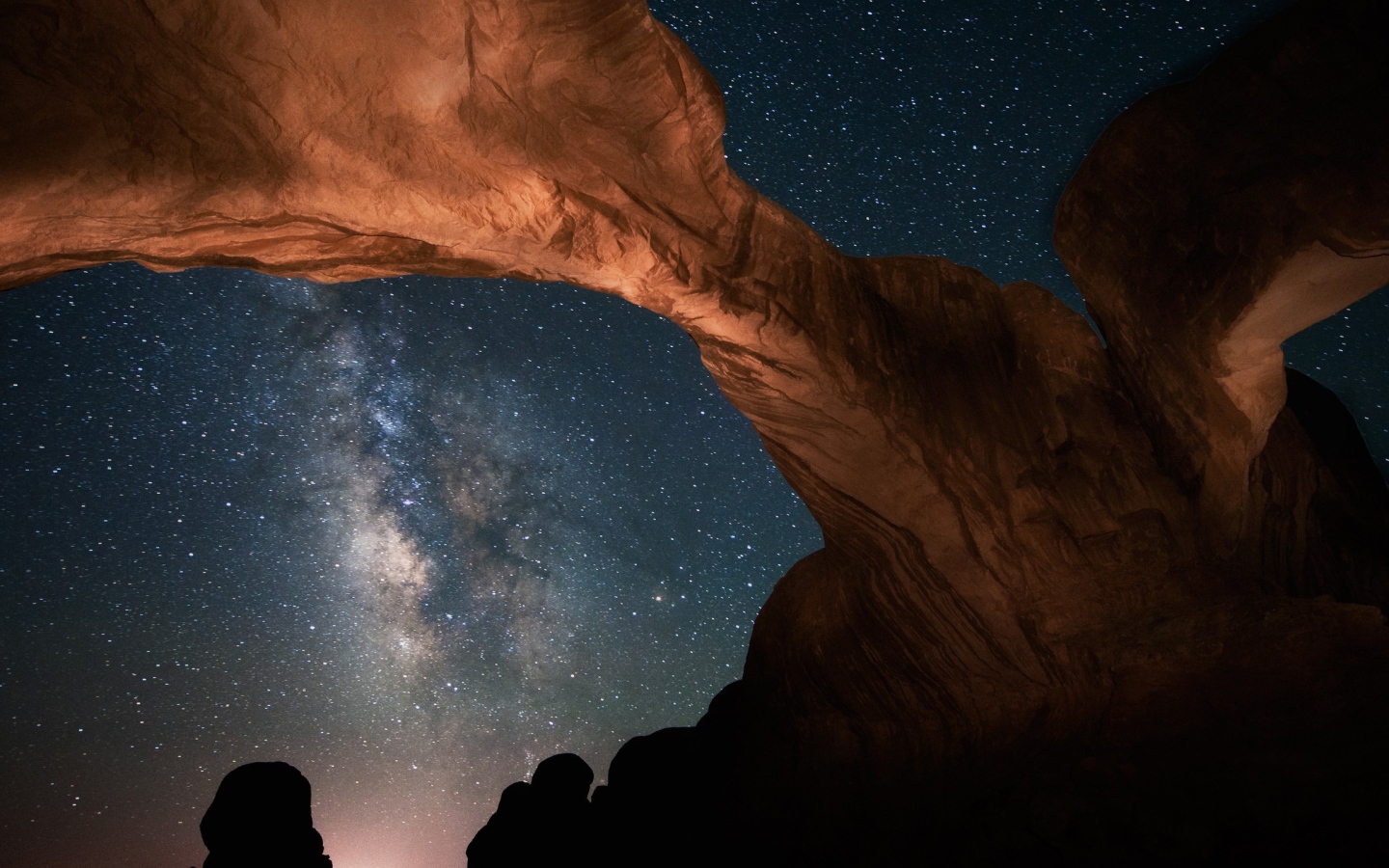 Каменная природная арка под звездным небом ночью 