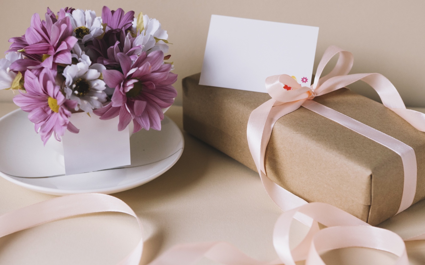 Букет хризантем на столе с подарком для любимой 