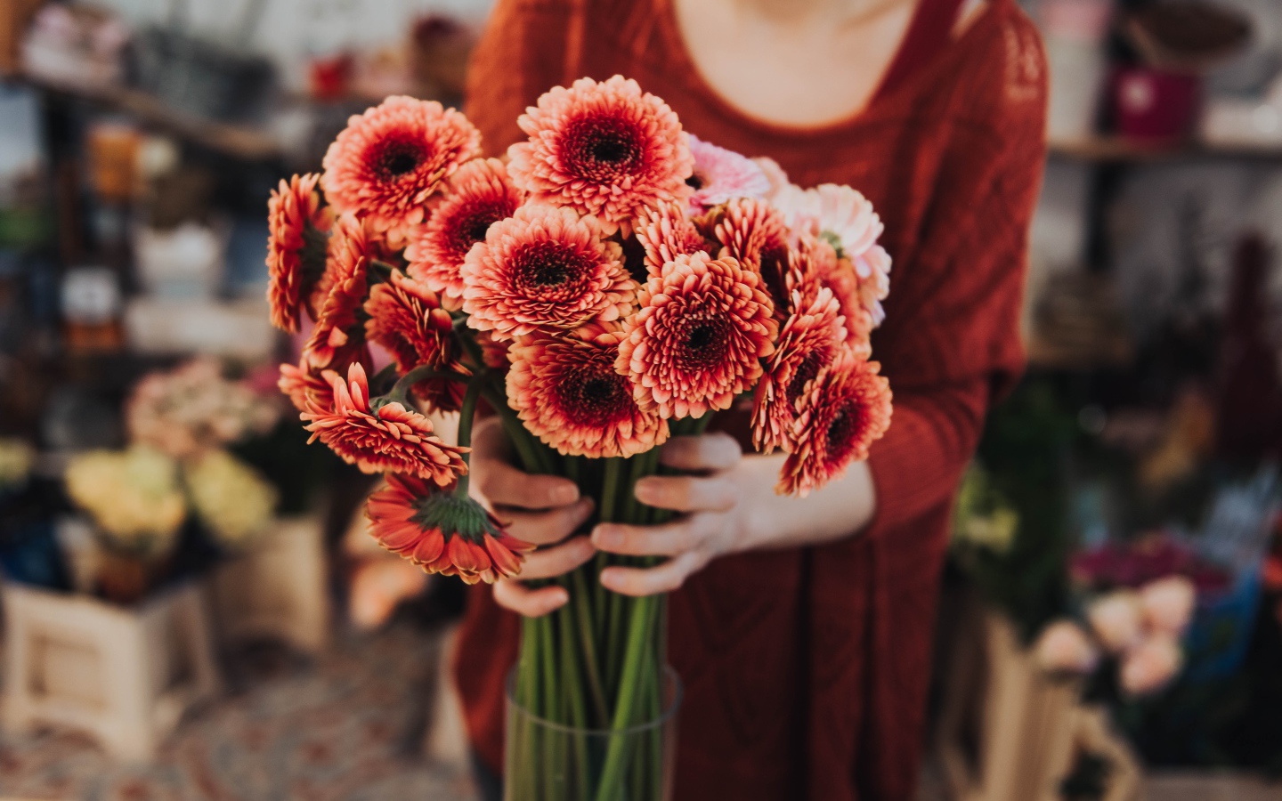 Красивый букет оранжевых гербер в руках у женщины 