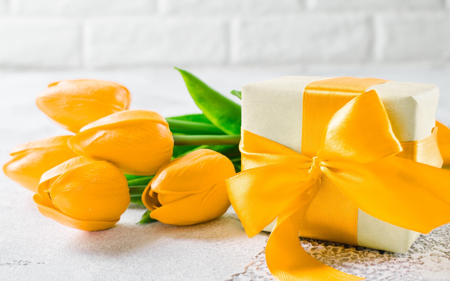 Красивый букет желтых тюльпанов с подарком