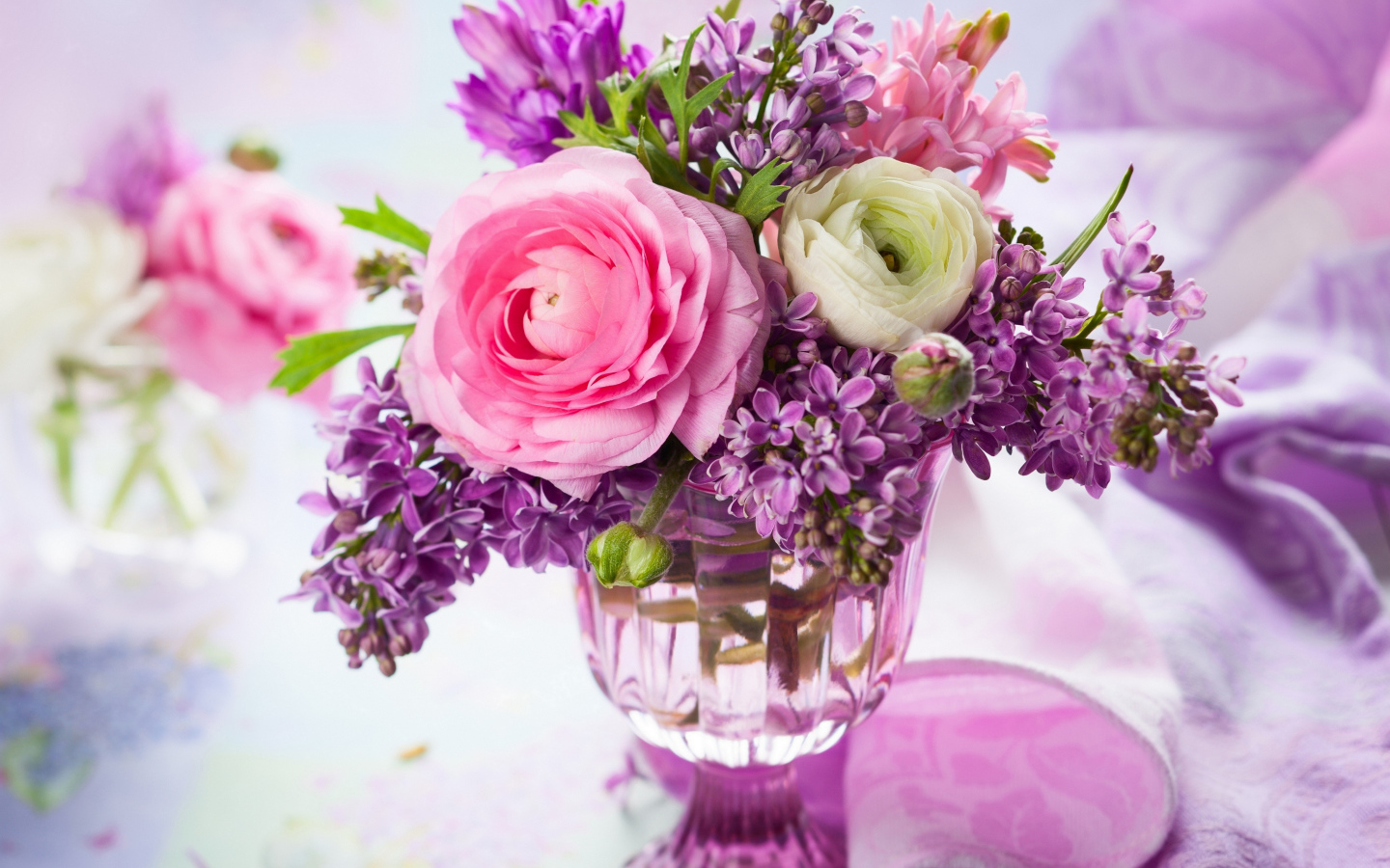 Красивые лютики и цветы сирени в вазе 