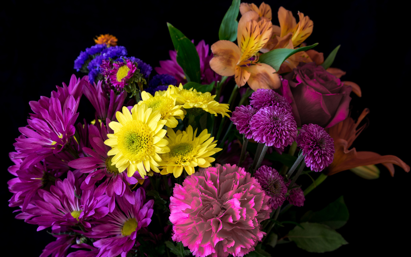 Букет разноцветных цветов на черном фоне крупным планом