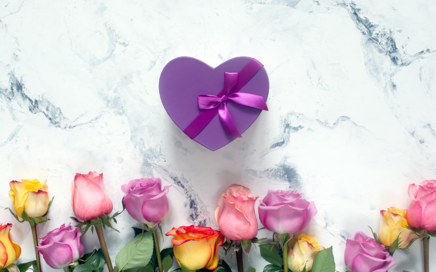 Букет роз с фиолетовой коробкой в форме сердца 
