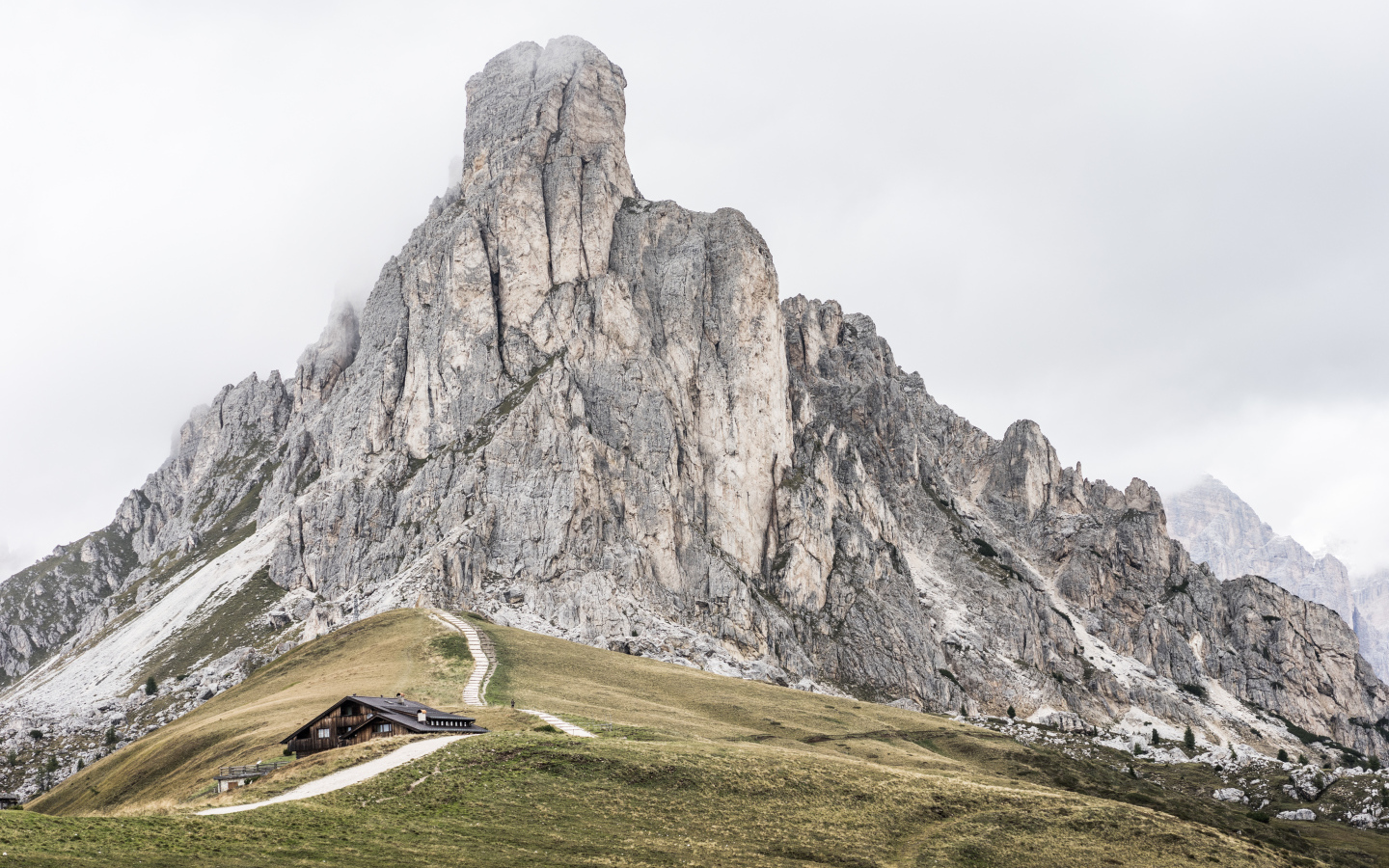 Большая гора на фоне пасмурного неба
