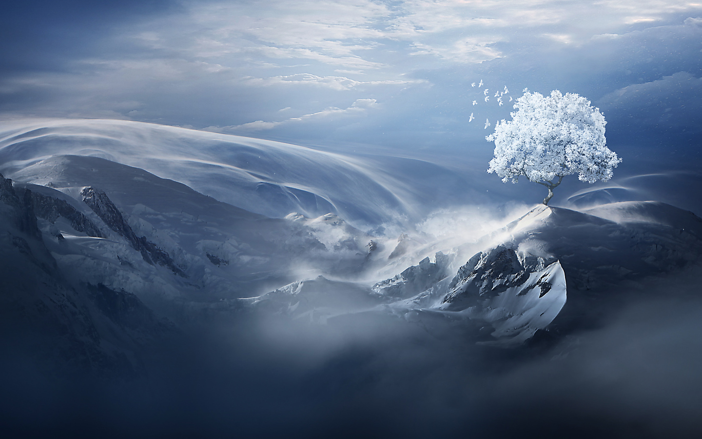 Фантастический горный пейзаж под голубым небом