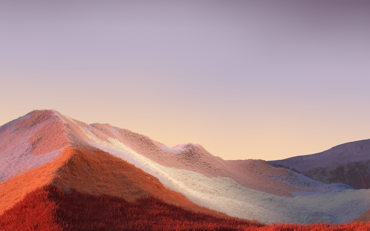 Покрытые травой горы на фоне неба