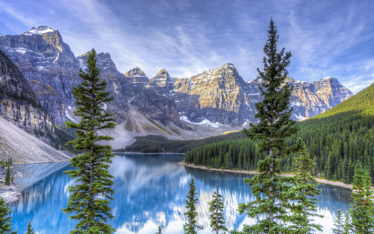 Высокие горы под голубым небом у озера, Канада 