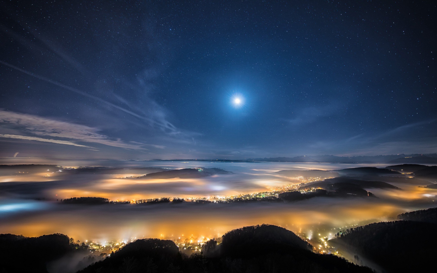 Вид с горы на покрытый туманом ночной город 