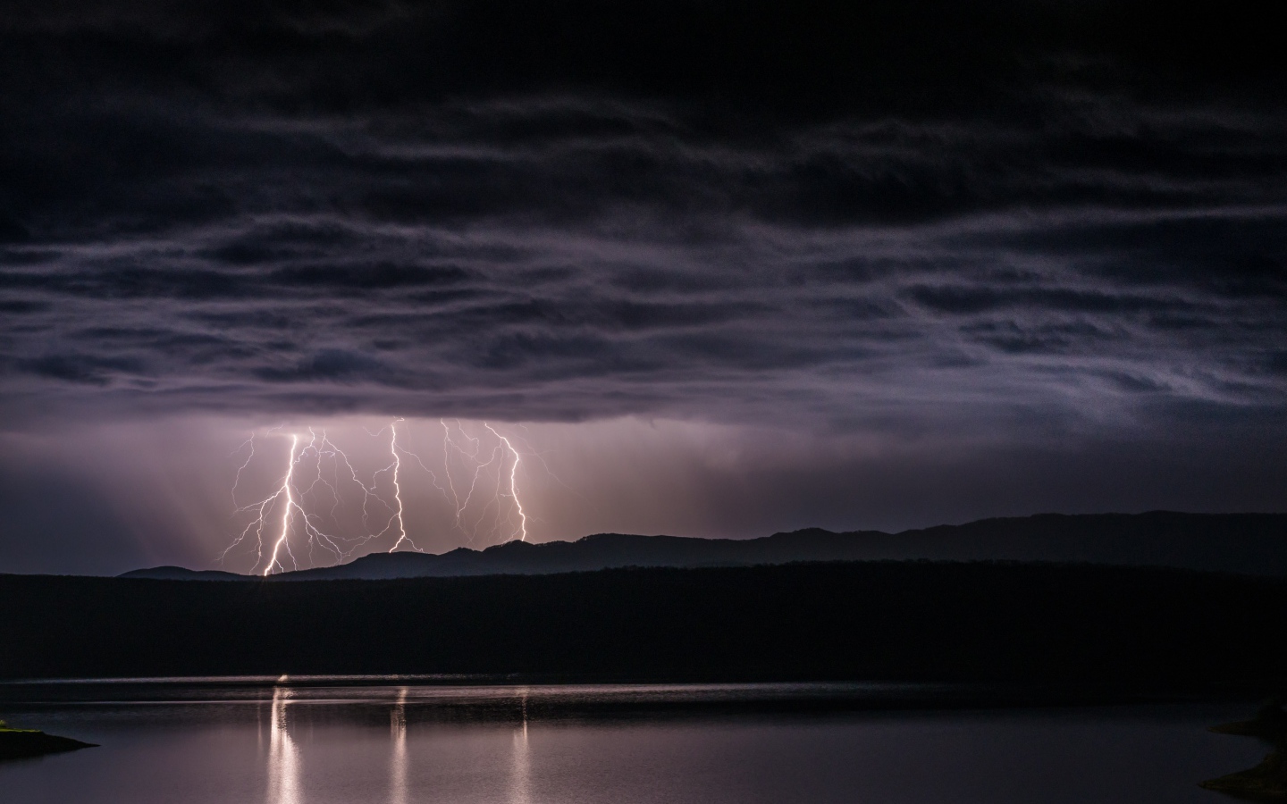 Яркая молния в штормовом небе 