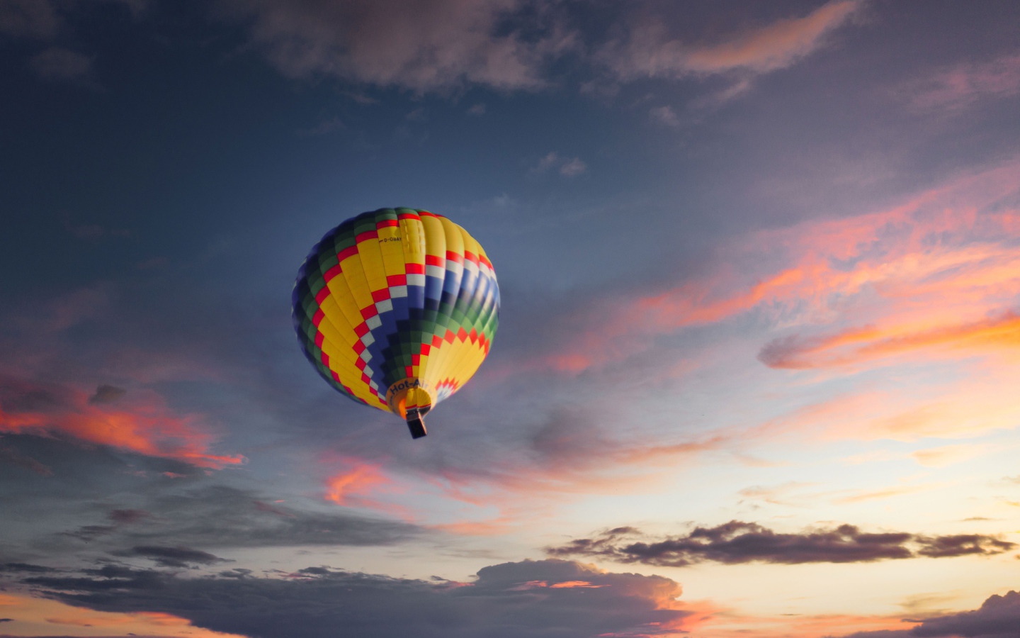 Разноцветный воздушный шар в небе 